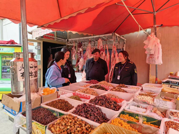 疏附县托克扎克市场监管所开展肉制品专项检查 拧紧食品安全“安全阀”
