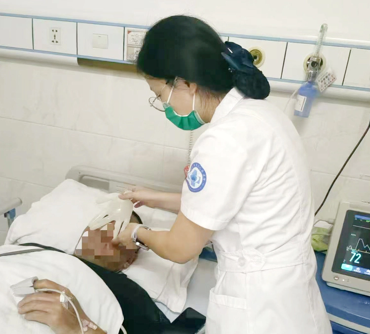【人文护理】景德镇市第三人民医院耳鼻咽喉科:纤手抚病痛 微光暖人心