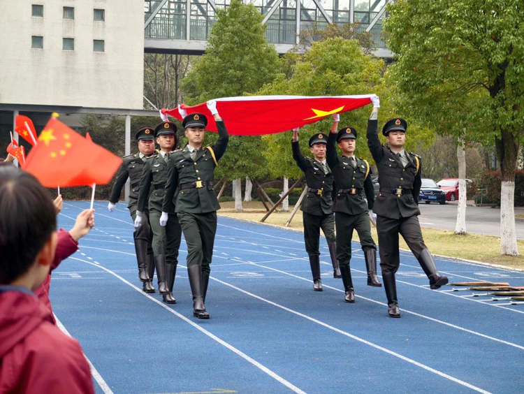 这一刻,爱国有了具象的模样——记一场特殊的升旗仪式