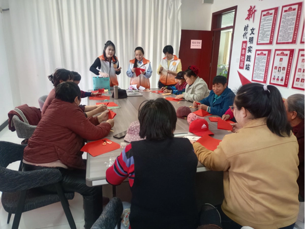 银龄巧艺绽芳华 耆乐融融暖社区