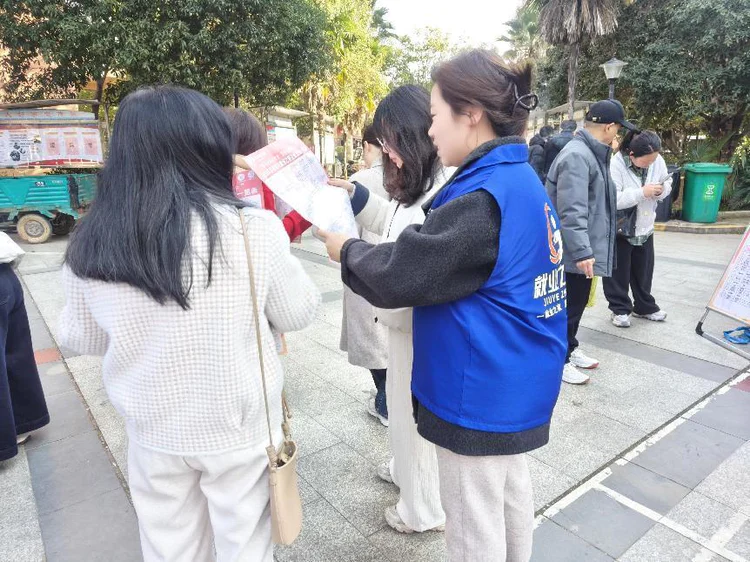 ​太白园街道浙江路社区开展“5+2就业之家开展微型招聘会”主题活动