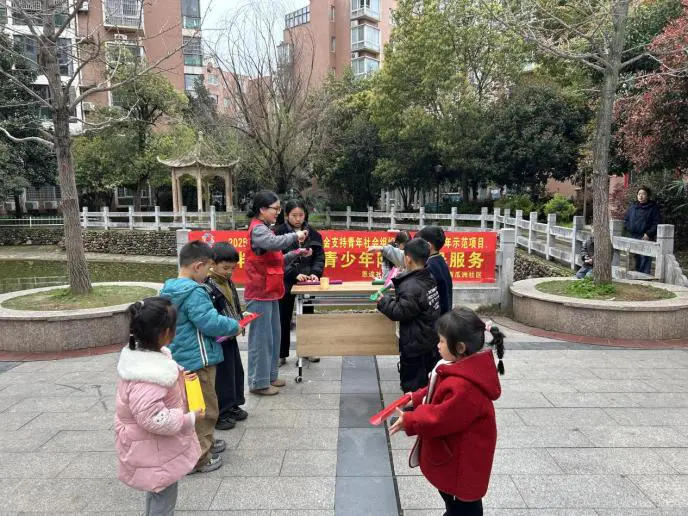 太白园街道西瓜洲社区开展“小手接力聚合力 伙伴同行助成长”趣味协作活动