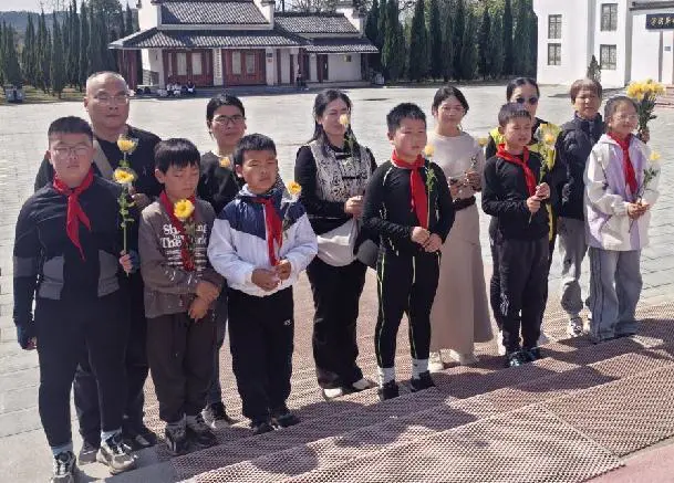 ​昌河街道昌盛社区:清明祭英烈 童心传薪火
