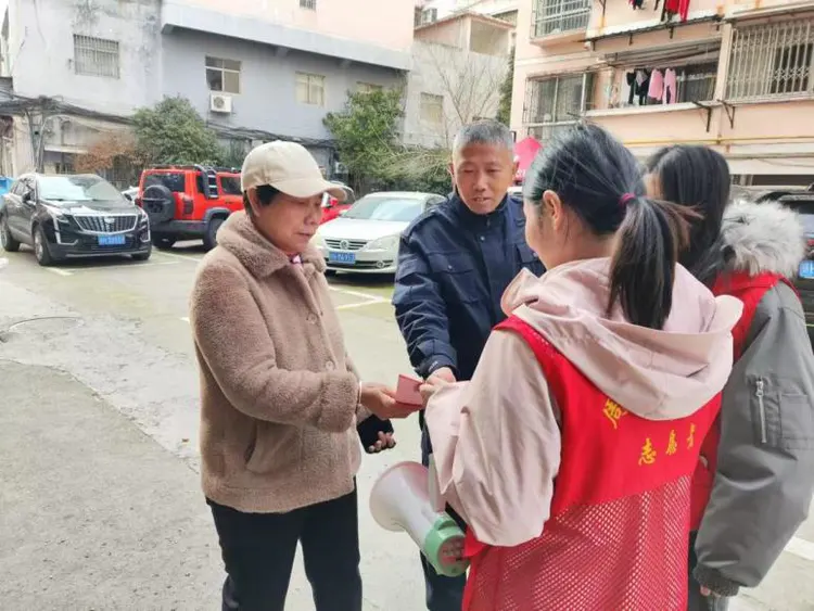 ​周路口街道:云锦巷社区开展“文明祭扫·绿色清明”主题宣传活动