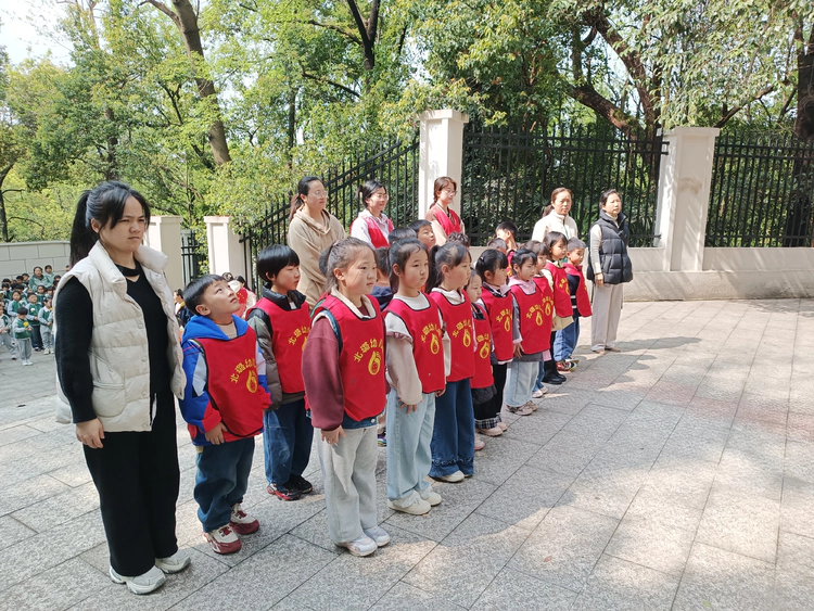 新村街道:茶叶坞社区开展“童心寄哀思•网格传红色”革命烈士纪念碑祭扫活动