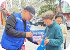 ​周路口司法所联合赛跑坦社区开展《江西省平安建设条例》宣传活动