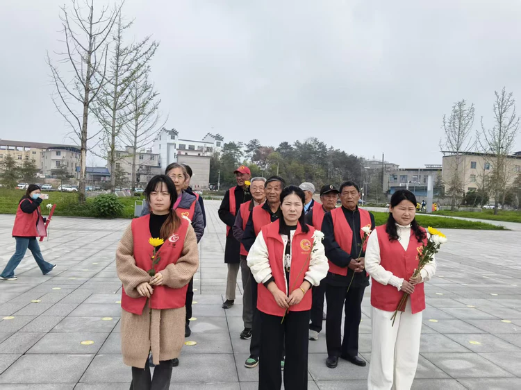 清明寄哀思红色永传承|西郊街道:景航社区退役军人携手青少年祭扫英烈