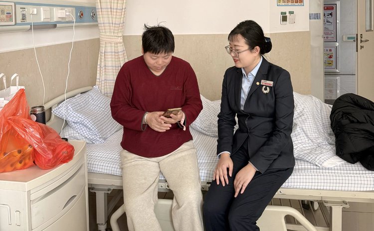 <span><b>1</b> / 5</span>病房里的金融温暖-日照银行石臼支行上门服务