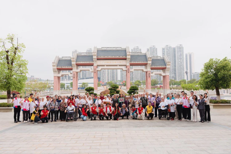 瑞众保险携手养老院开展“爷爷奶奶的游园会”公益健步走活动