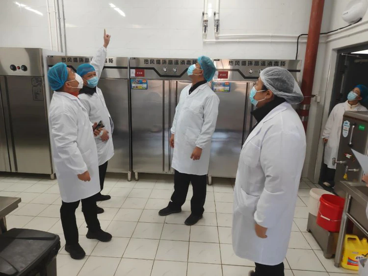 阿勒泰市公安局联合市监局开展校园食品安全联合检查 筑牢师生“舌尖上的防线”