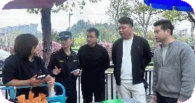 西郊街道弘文社区开展“景有条”小程序推广  助力辖区网红美食街智慧升级