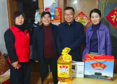 <span><b>1</b> / 5</span>明前夕送温暖  西郊街道走访慰问烈士家属