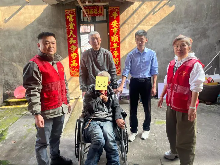 热心捐赠轮椅显真情 | 新村街道:洪家山社区搭桥传爱心  ​帮扶困难残疾群众解困