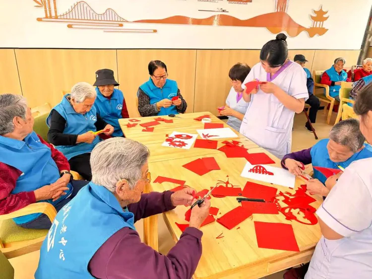 民政服务站|“剪纸添雅趣情暖养老院”