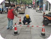 珠山区新村街道奥林社区为民办实事,及时修复破损路面。