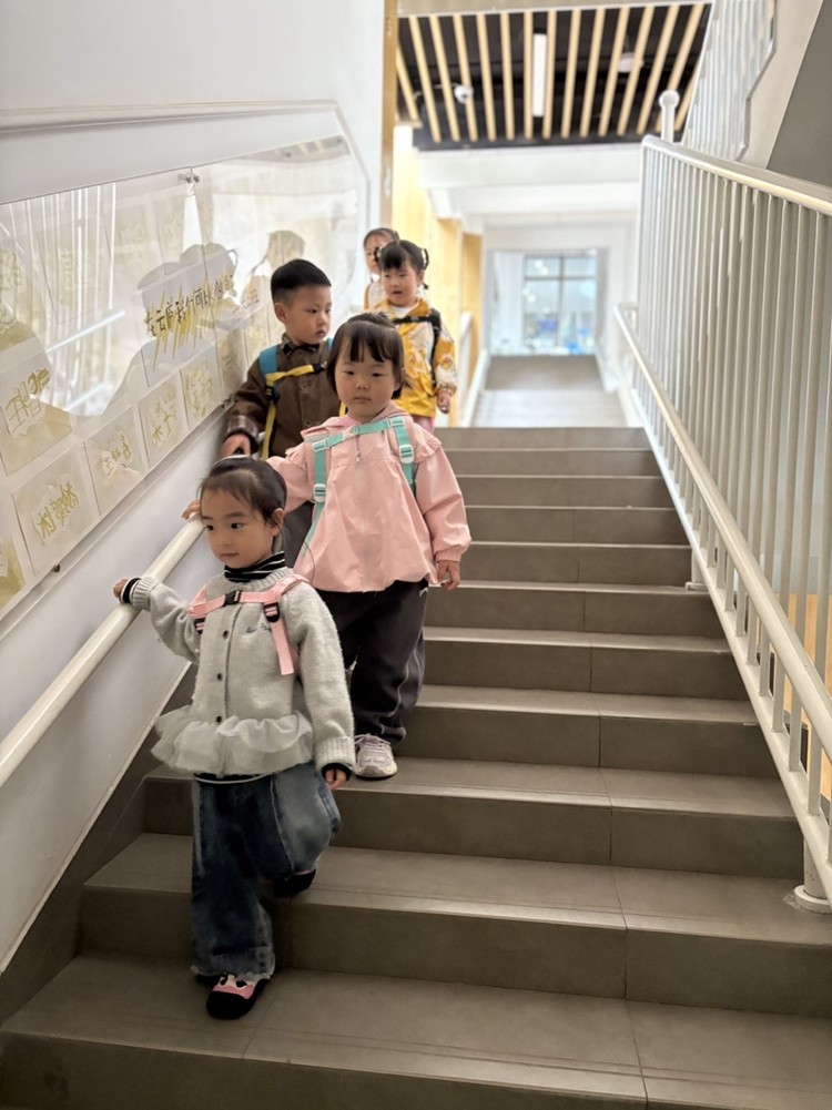 从一个幼儿园到另一个“幼儿园”——和庄幼儿园托班宝贝的特别春游活动