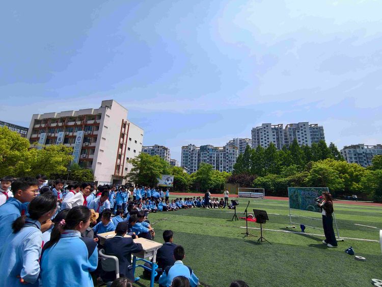 杭州市清河实验学校的午间“艺术疗愈”，为学生按下“放松键”