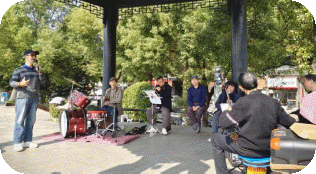 太白园街道戴家弄社区开展“银龄展风采 欢庆五一节”退休老年才艺秀活动