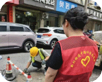 新村街道中路社区：修补破损井盖  守护脚下安全