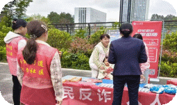 ​社银携手筑防线 反诈同心护万家 | 西郊街道弘文社区联合九江银行开展反诈宣传活动