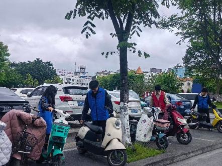 ​昌河街道昌盛社区：守护盲道 让爱同行