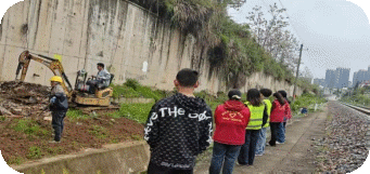 新村街道梅家岭社区开展铁路沿线违规菜地专项整治 筑牢安全防线