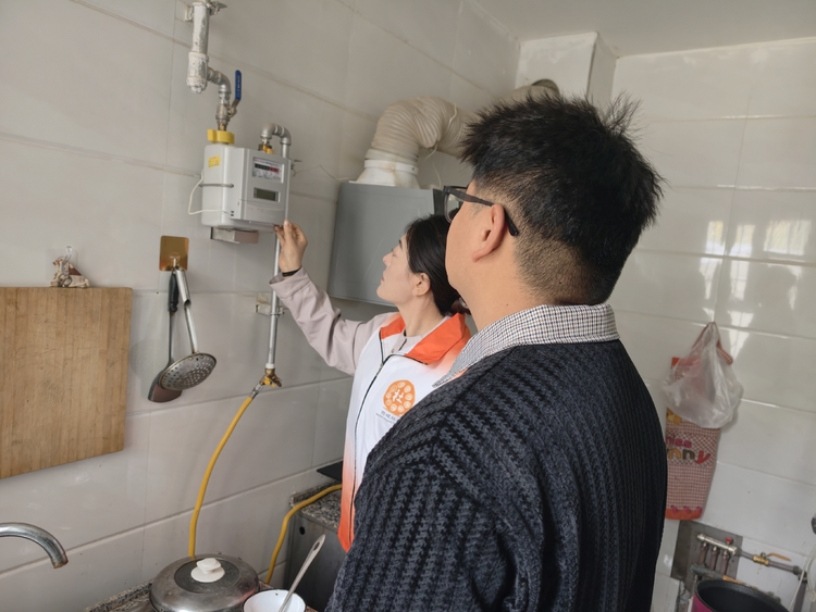 暖心服务迎五一 关爱老人暖人心  ——31团民政服务站联合阳光社区开展困难  老人上门关爱活动