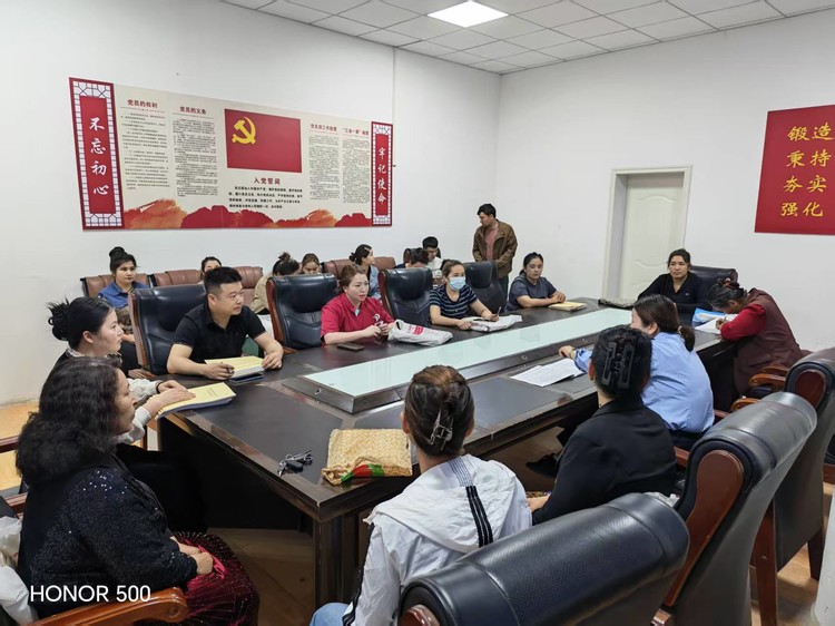 疏附县托克扎克镇市场监督管理所对辖区内经营户开展五一节前业务培训