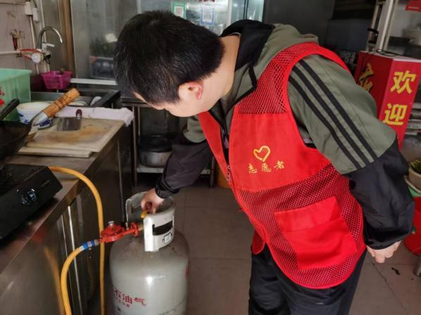 筑牢安全防线 护航五一假期|昌河街道景东安厦社区扎实开展“五一”期间安全生产与消防隐患排查宣传