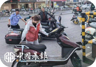 周路口街道广场社区开展文明交通志愿服务活动