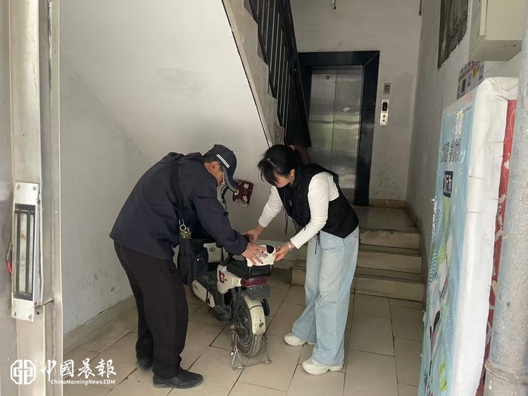 新村街道茶叶坞社区开展：“筑牢安全防线，守护邻里平安”安全隐患排查行动