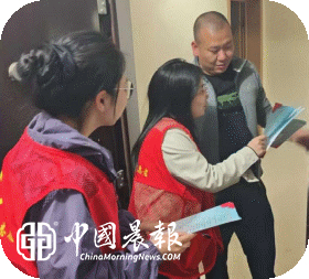 太白园街道小路园社区开展“双提升”入户宣传活动 筑牢社区平安防线