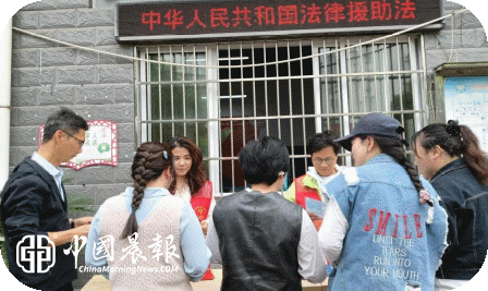 太白园司法所联合西瓜洲社区开展《中华人民共和国法律援助法》宣传活动