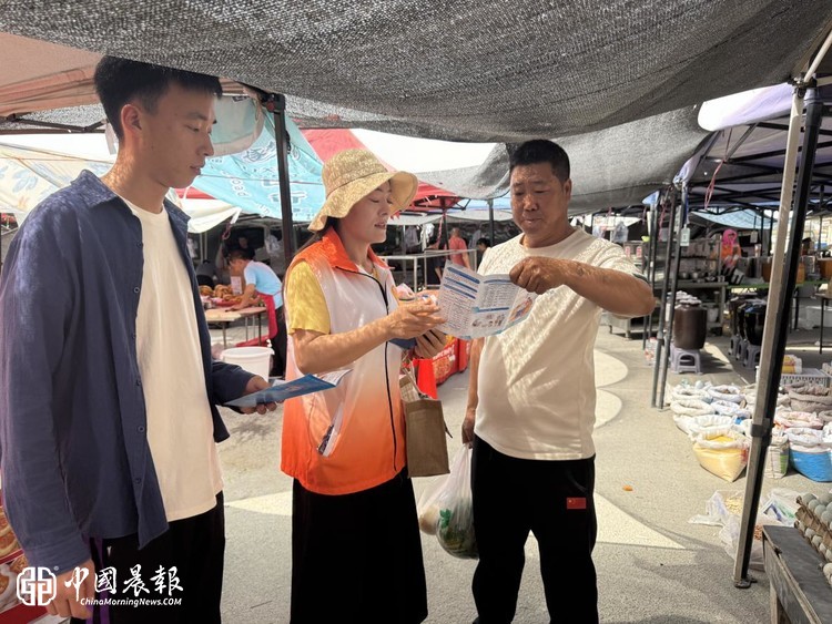 政策宣讲进集市 养老服务更贴心  ——31团开展养老服务消费补贴政策宣传活动