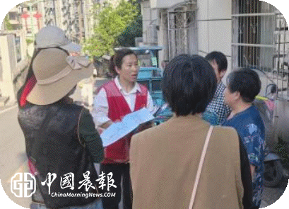 新村街道洪家山社区开展“双提升”入户走访宣传活动 筑牢平安防线