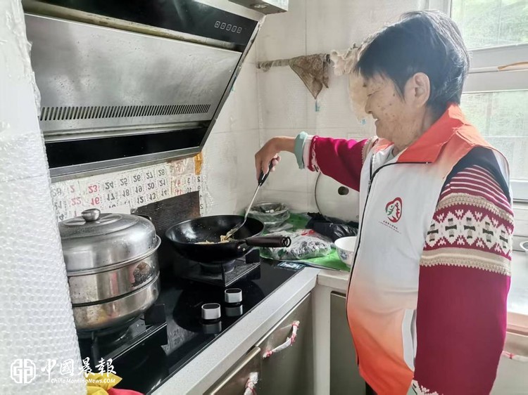 一餐暖饭传温情， 银龄志愿护初心