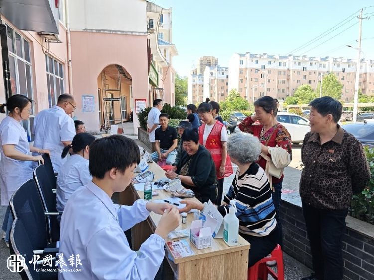 守护银发健康  社区联合景德镇市第三人民医院开展“梦圆365”多学科义诊活动