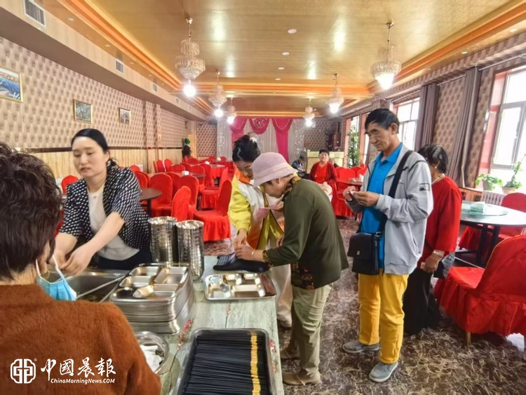 三十一团民政服务站开展 “一老一小” 助餐关爱服务活动
