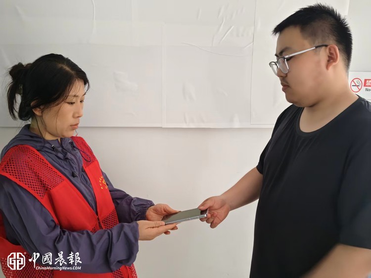 新村街向阳岭社区志愿者拾金不昧 平凡善举彰显文明新风 新村街向阳岭社区志愿者拾金不昧 平凡善举彰显文明新风