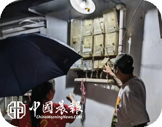 雨夜线槽冒火星|新村街道中路社区快速处理化险为夷 雨夜线槽冒火星|新村街道中路社区快速处理化险为夷
