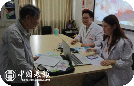 周路口街道赛跑坦社区：上门问诊暖夕阳   家医守护护安康
