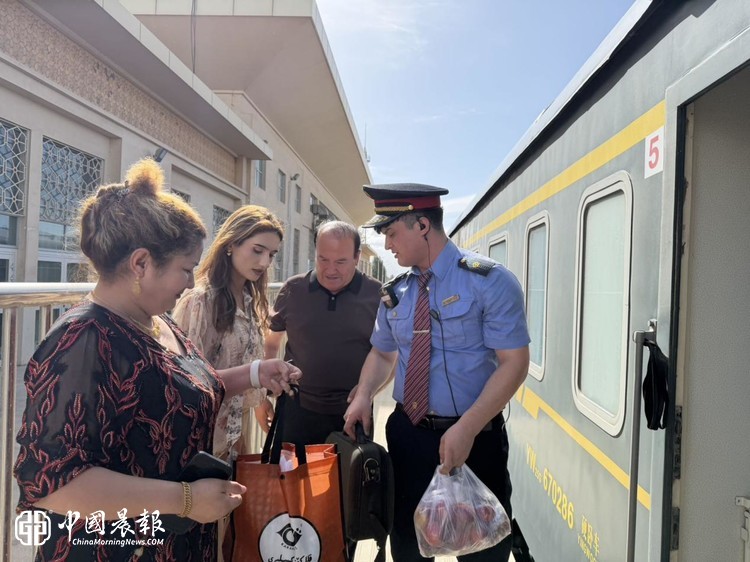 塔吉克族少年守岗护团圆 站台温情重逢暖南疆铁路
