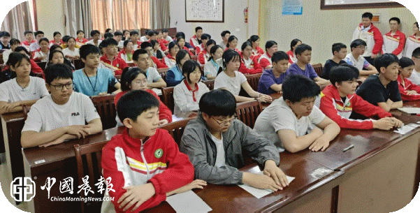 团徽闪耀绽芳华 青春逐梦启新程 | 昌江一中分校隆重举行新团员入团仪式