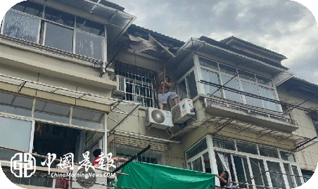 消除楼顶安全隐患 守护居民安居环境 | 新村街道洪家山社区为民办实事获民心
