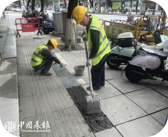 新村街道梅家岭社区纪检监督小组：修缮人行道 办好民生事