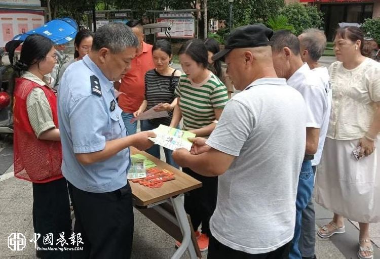 太白园街道曙光村社区开展“ 人人讲安全 个个会应急”安全生产月宣传活动