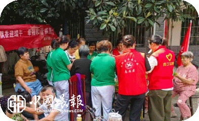 粽香传真情  敬老暖人心 |  西郊街道昌南湖社区茶山安置小区开展端午为高龄老人送粽子活动