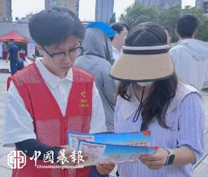 普及安全知识  优化营商环境 | 新村街道梅家岭社区开展安全生产月宣传发放活动