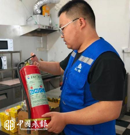 绷紧安全弦 平安过端午 | 新村街道向阳岭社区开展端午节前商铺安全生产巡查工作