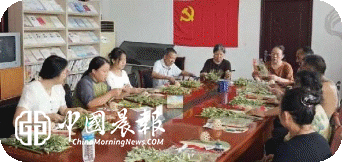 我们的节日|西郊街道昌明社区开展“乐享端午 巧手做艾挂”主题DIY活动